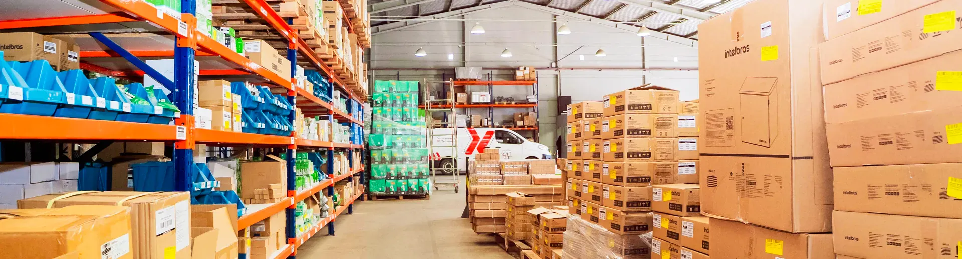 Estrutura da empresa Digital Sat no Brasil com caminhotentes